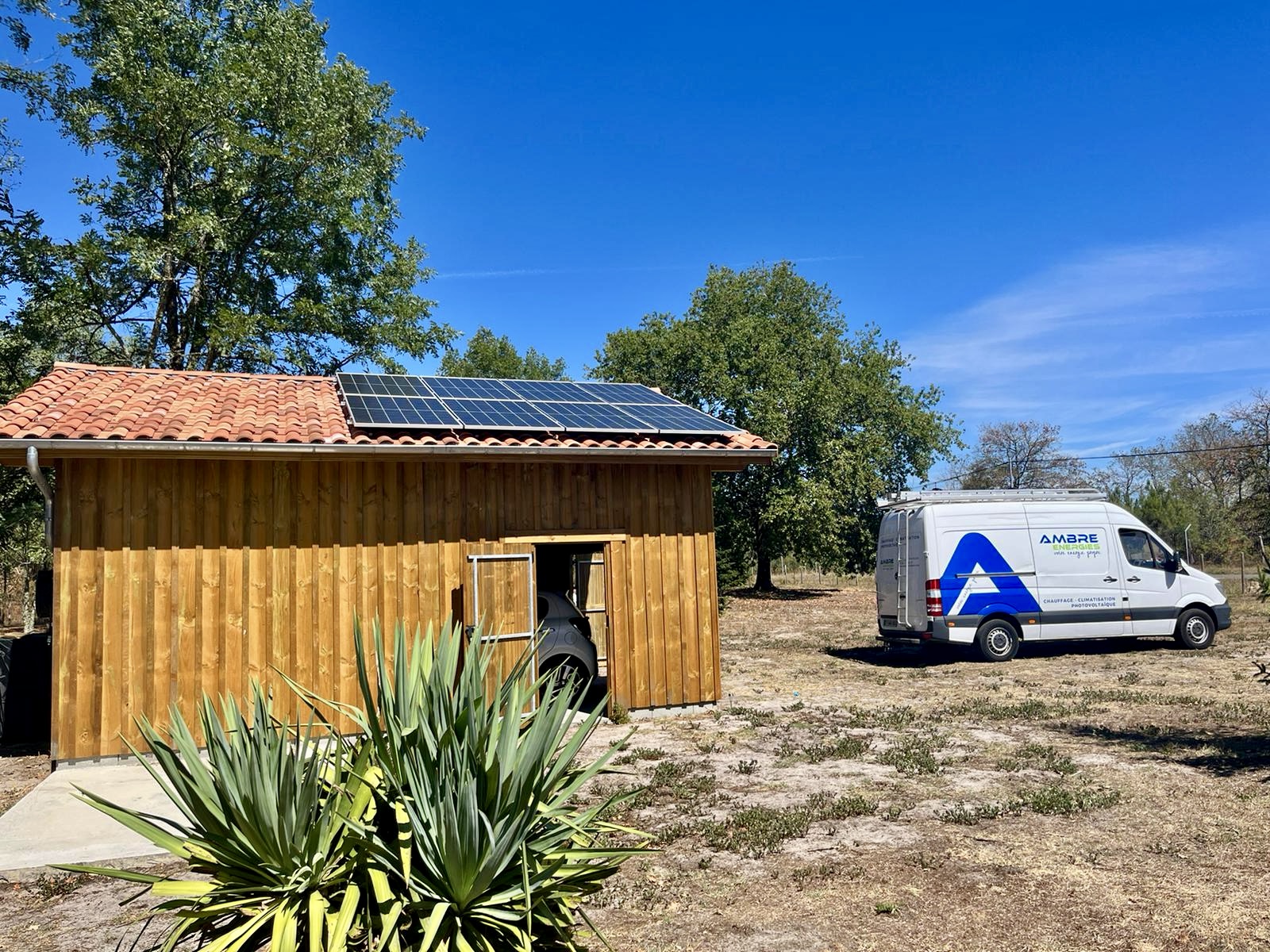 EXPOSITION PARFAITE POUR LA TOITURE DE CE PETIT GARAGE 