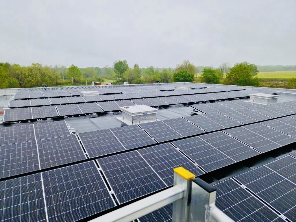 UNE BELLE TOITURE PHOTOVOLTAÏQUE POUR CE BATIMENT PRO 